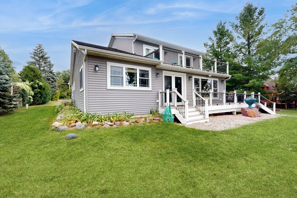 4 BR Tranquil Lakefront Retreat w/ Fire Pit