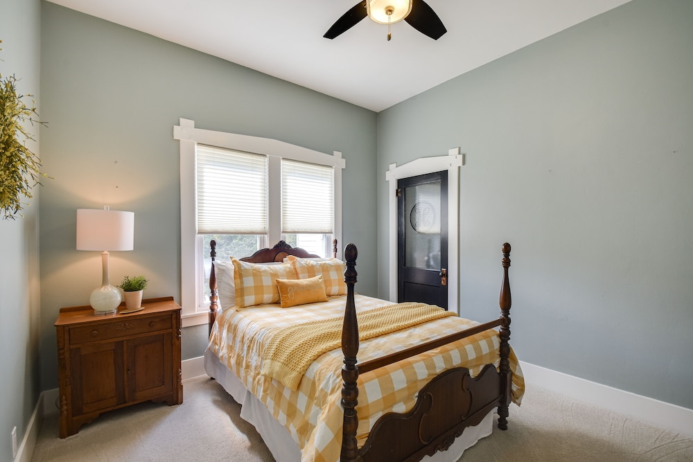 Burlington Vacations - Rural Biggsville Vacation Rental w/ Porch - Property Image 4
