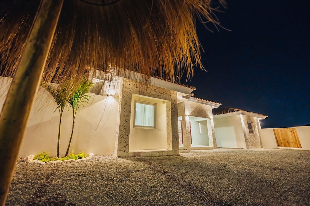 Bohostyle Villa 3min to Beach Hottub 8 Sleeps