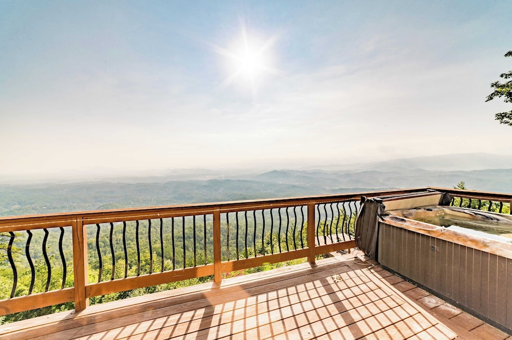 Panorama by Avantstay Unparalleled Views, Deck w/ Hottub, Game Room Pool Table