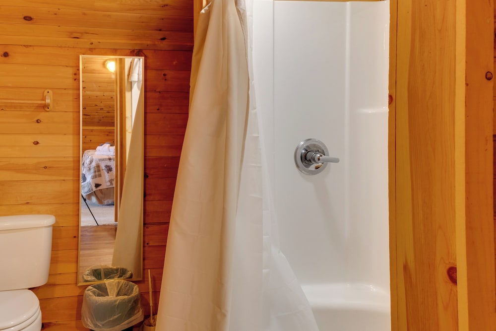 Private Hot Tub & Game Room: Mountain Retreat!