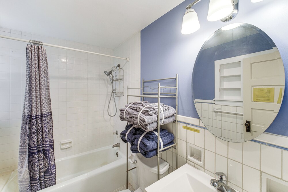 2 Mi to Chardon Square: Spacious Farmhouse