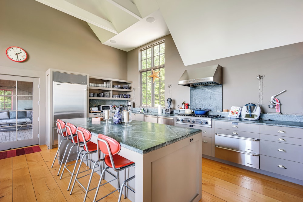 Group-friendly Newbury Stunner: Home Gym, Hot Tub!