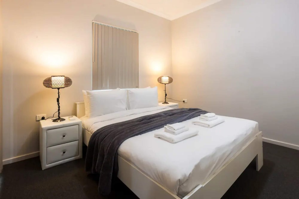 Pet Friendly 2BR APT With Balcony in East Vic Park
