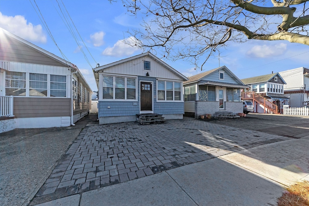 Cozy 3-br Retreat, Four Blocks To Beach & Boardwalk 3 Bedroom Home