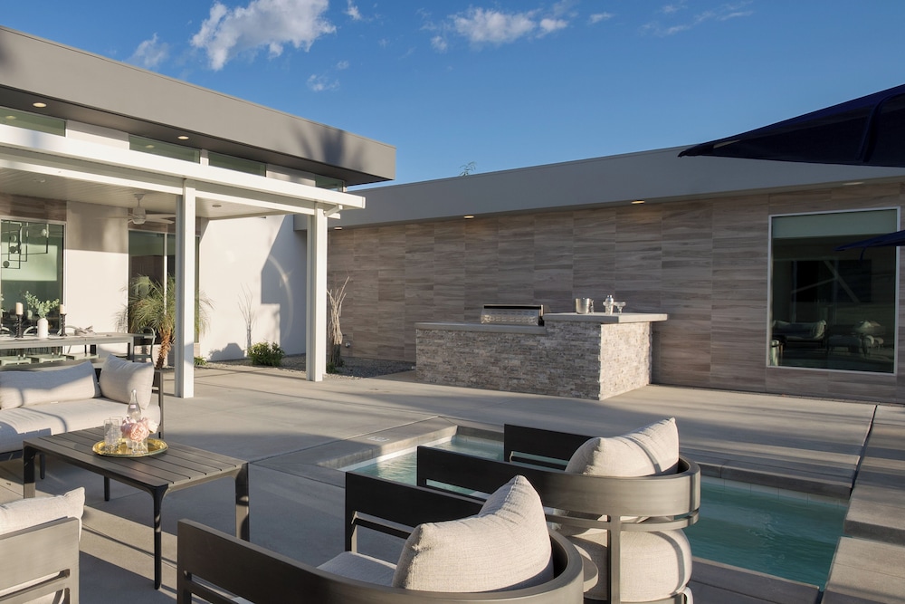 The Polo Villas by AvantStay – Modern Oasis Near Empire Polo Club