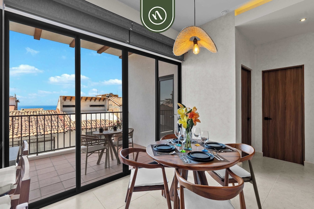 Luxury 2 BR - Downtown - Pool - Sunset in Terrace