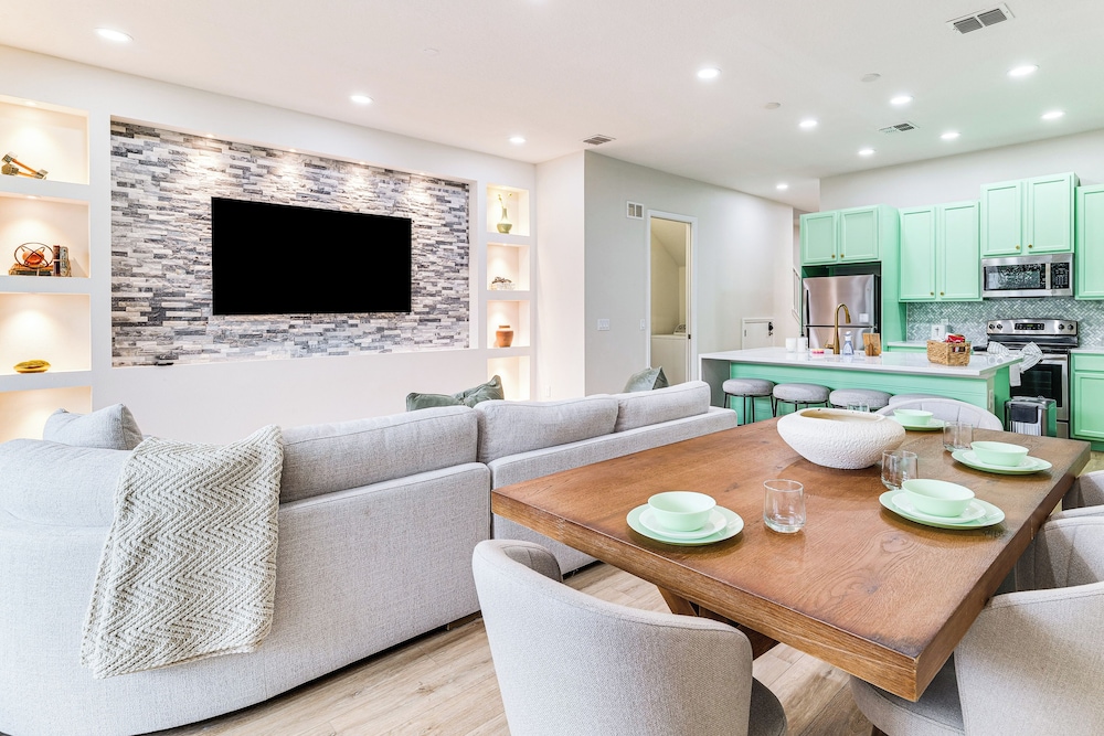 Disney Area Hub: Heated Pool & Resort-style Perks