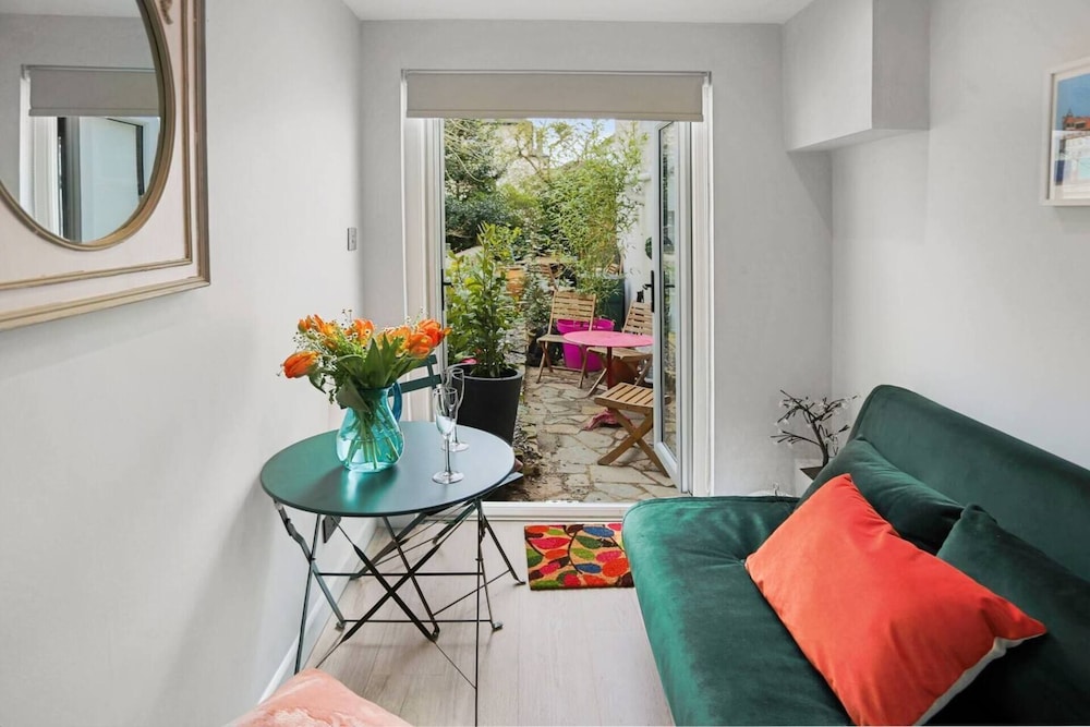 Tiny House, Brighton With Parking view 5