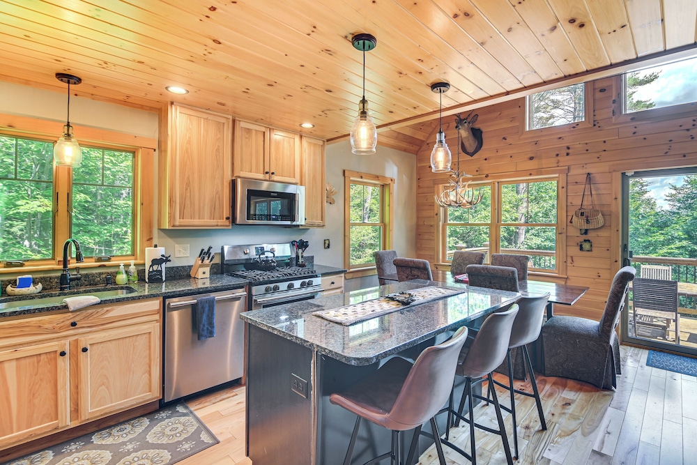 7 Mi to White Mountain NF - Woodsy Bethel Cabin!