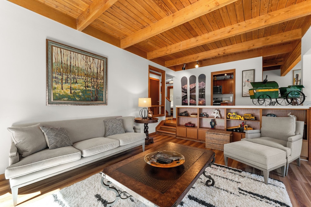 Tennis Townhome #1327 : 2, 225