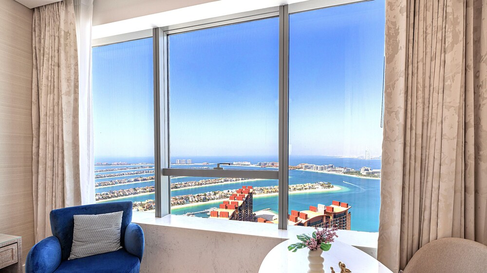 Luxurious St Regis 1 Bed Palm View