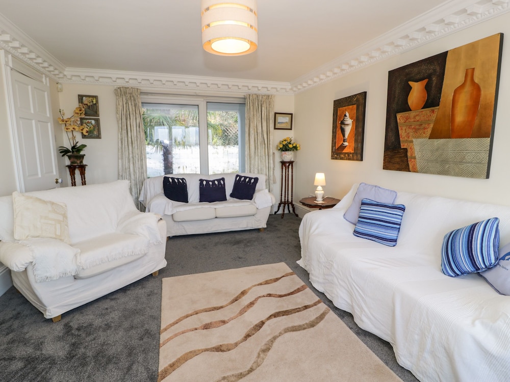 11 Glyn Garth Mews
