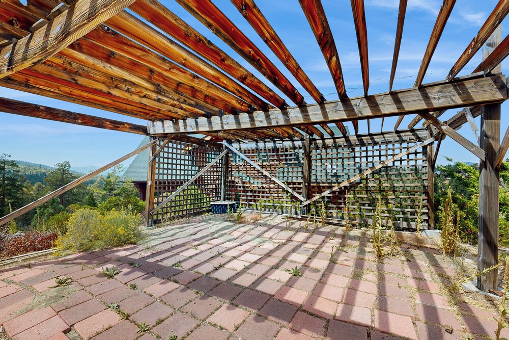 Mountain & Lake View Dog-friendly Retreat