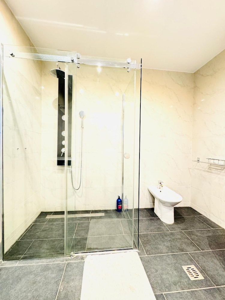7 private Rooms in a spacious Villa