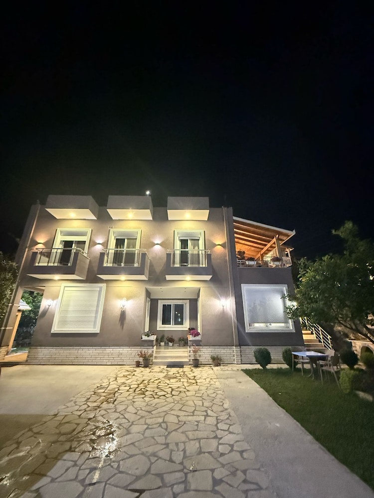 Maison Apartments