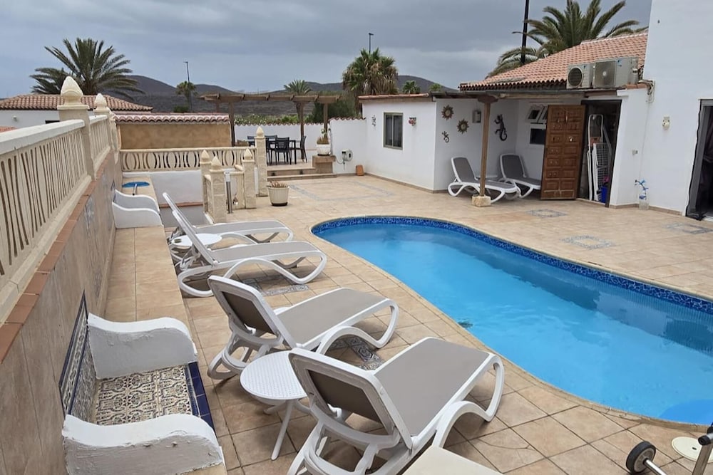 3 Bed Villa - Sleeps 6 - Pool - Hottub- Parking