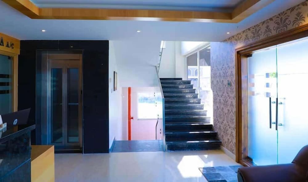 Lobby & Reception
