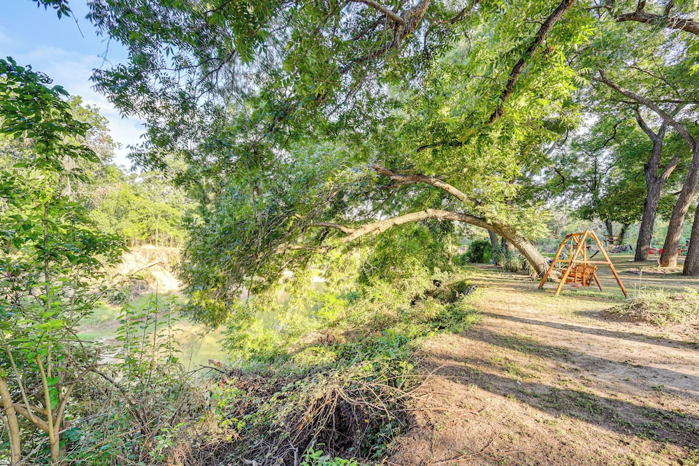 Private Pool: Fun Riverfront Retreat in Hamilton!