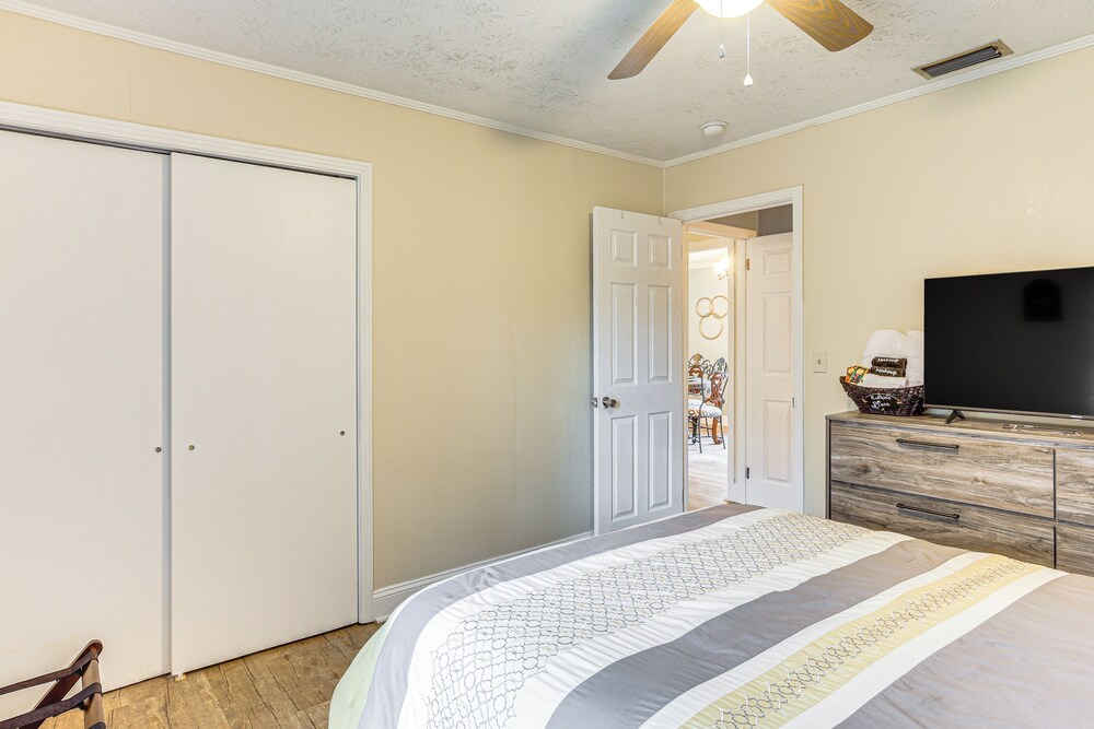 1 Mi to Dtwn Waycross: Home w/ Furnished Porch