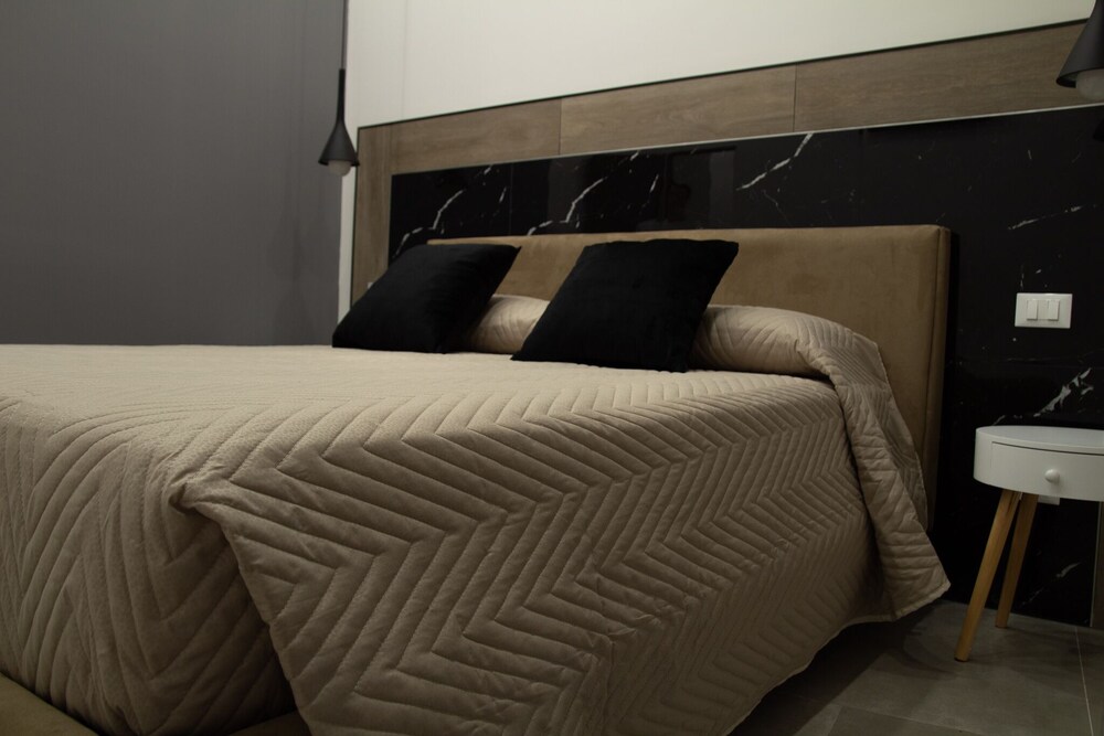 Room in B&B - Luxory Double Room With Balcony view 4