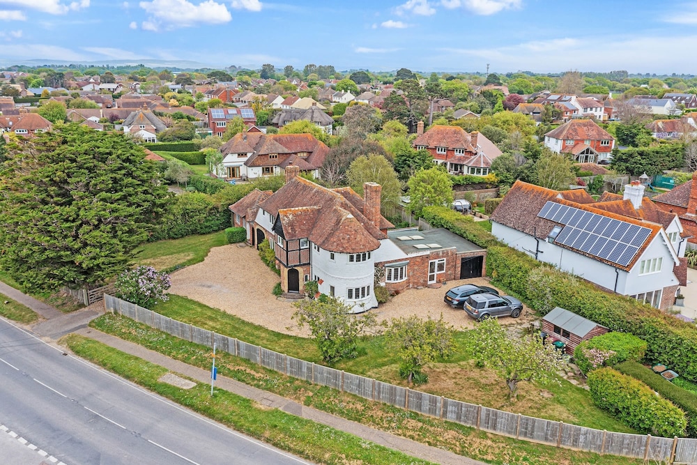 Charming Beach Getaway - Spacious 4BR Sunny Garden