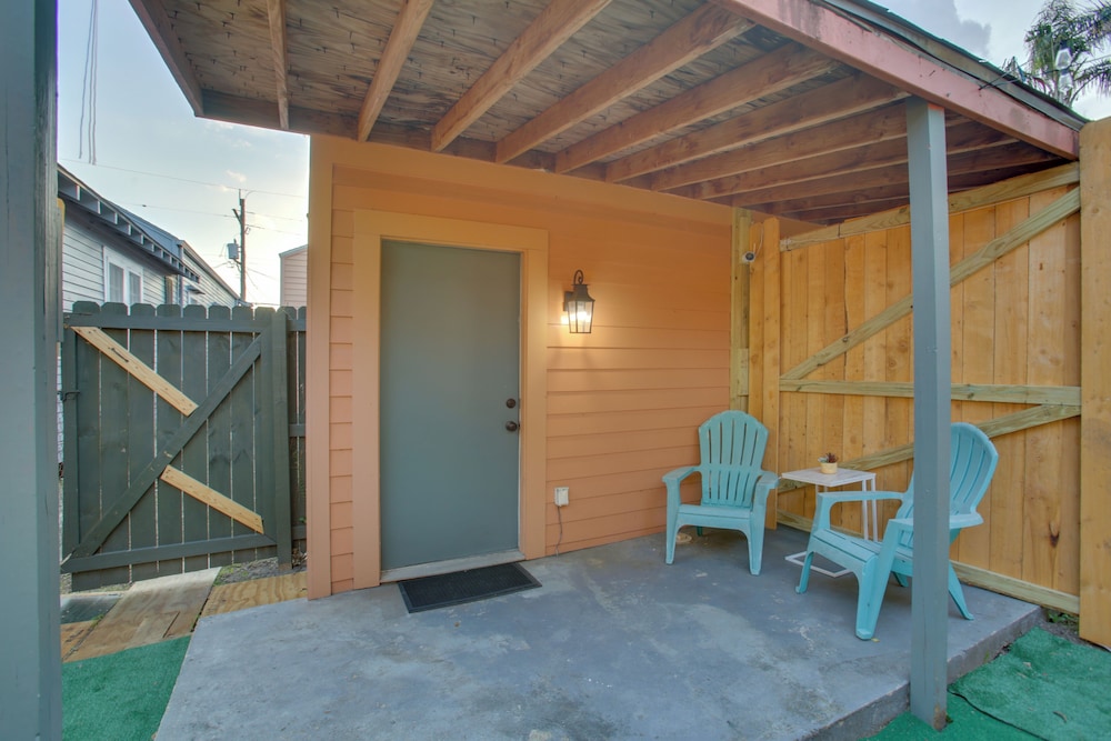 2 Mi to Dtwn: New Orleans Escape!