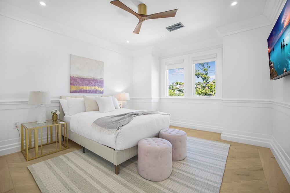 Spaulding Ave Farmhouse - Bespoke LA Home w/ Pool & Home Theater