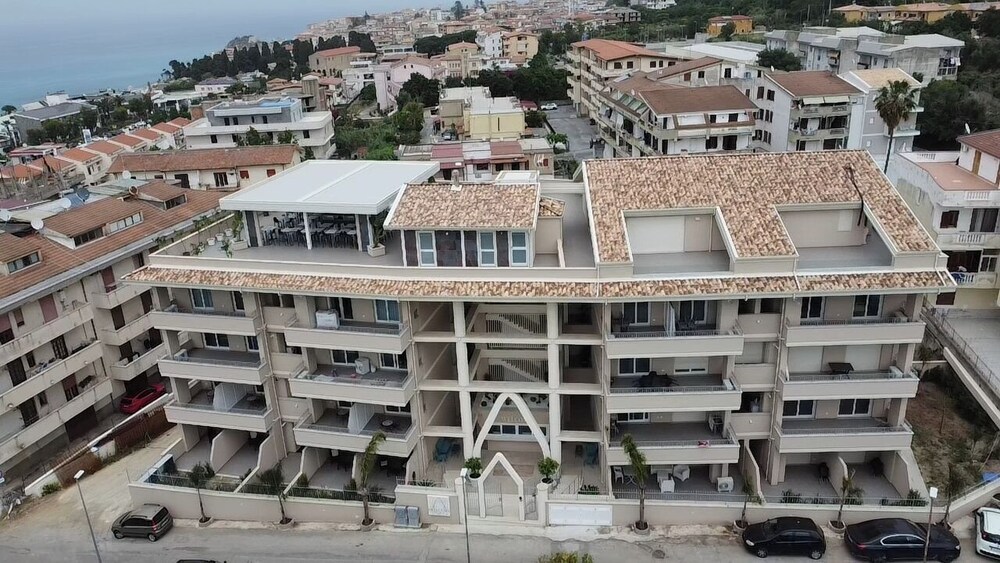 MIDDLE TOWN PALACE TROPEA