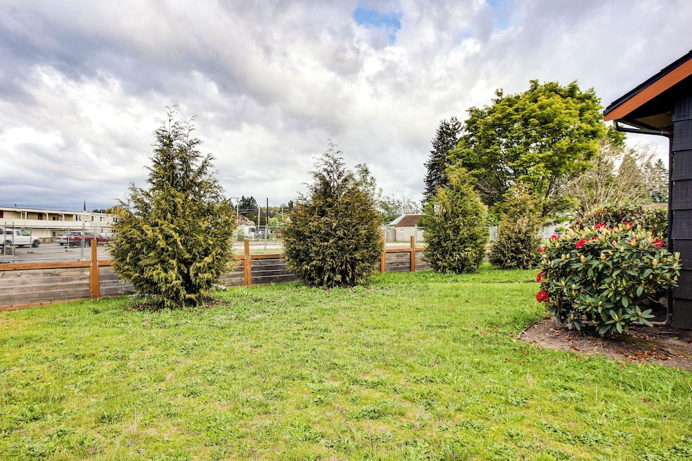 3 Mi to Emerald Downs: Pet-friendly Home