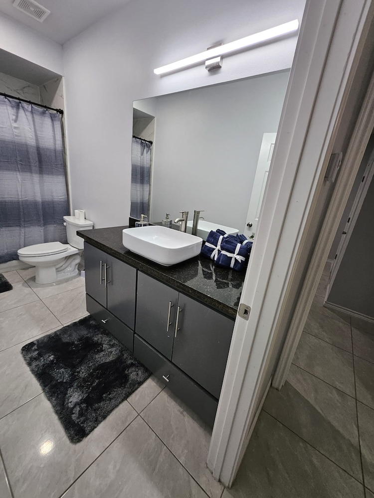 Elegant Apartment 10 min to Mercedes Outlets view 2