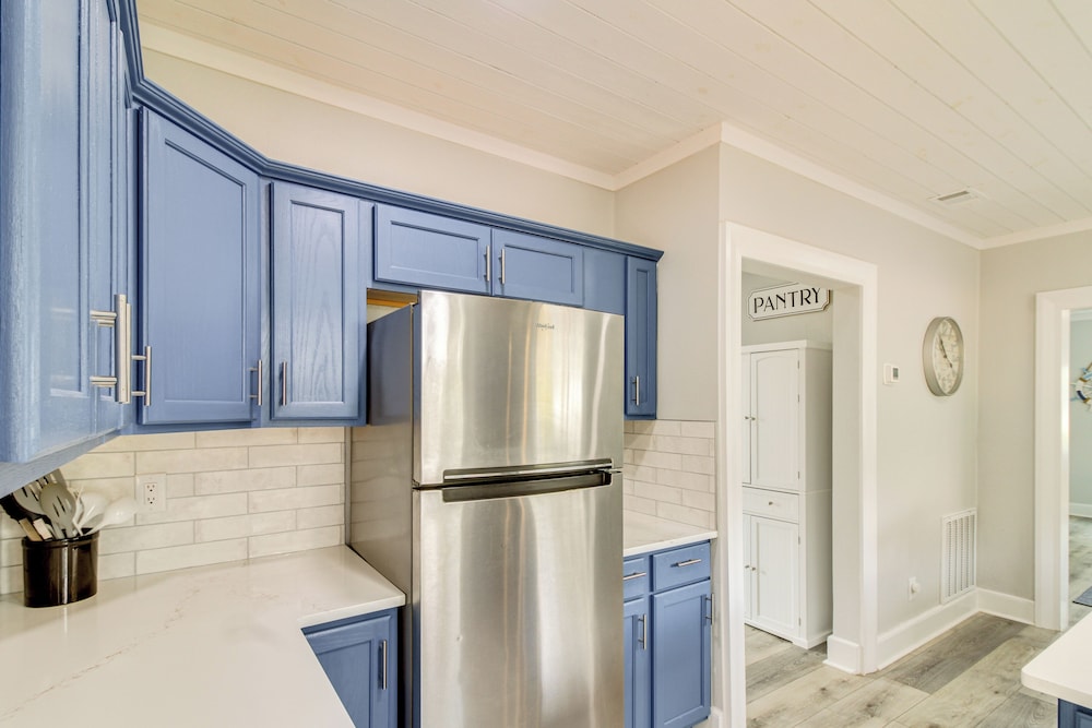 5 Mi to Dtwn: Bright Home w/ Yard in Pensacola!