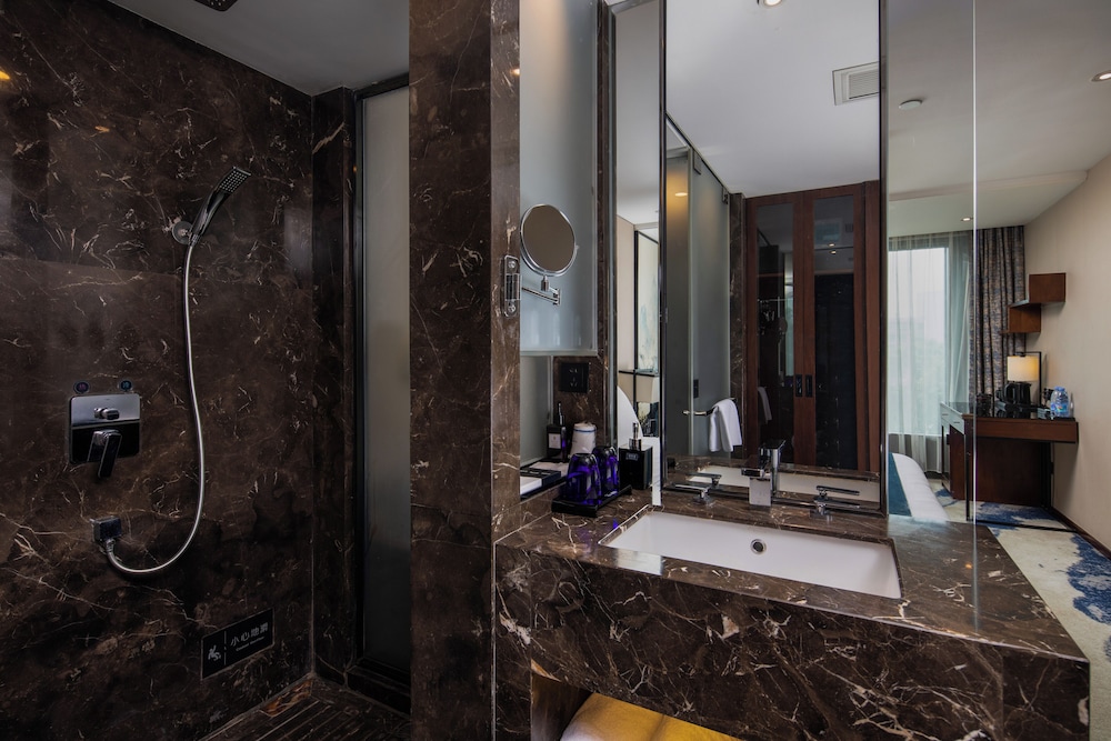 CNHOL RADIENT HOTEL