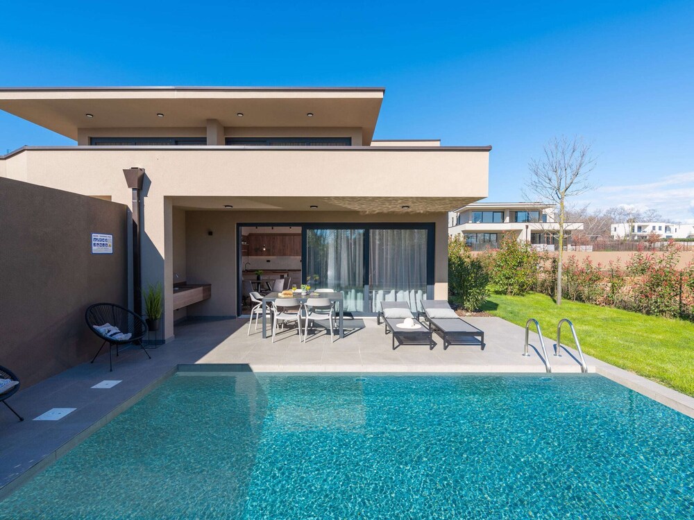 Apartment Near Beach With Pool