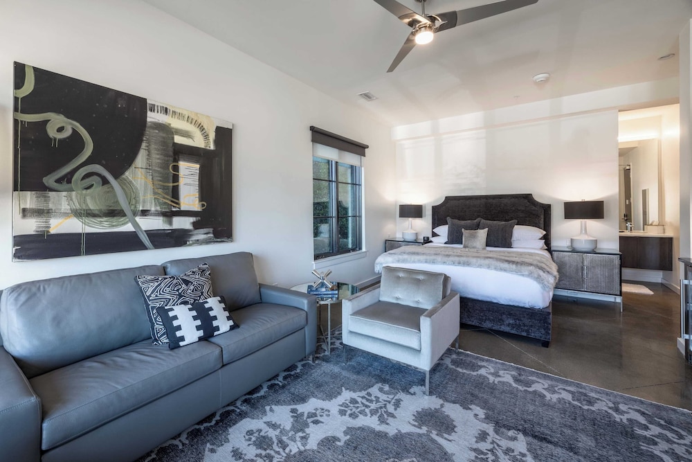 121 Hotel Floor 1 & 2 by Avantstay Sleeps 34, 10 Units in Nashville