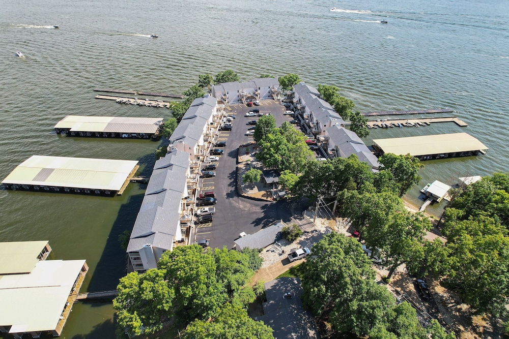 Spacious Family Friendly 3 Bed/3 Bath w/ Amazing Views, Lakeside Pool, & Boat Slip