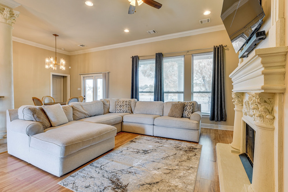 Fenced-in Yard & Pond Views: Home 18 Mi to Lsu!