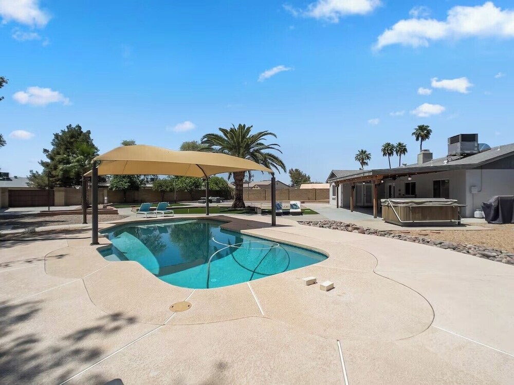 Chandler oasis with pool & hot tub