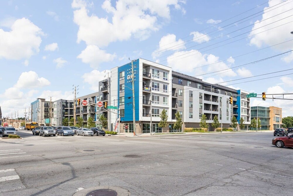 Cozysuites Spacious 1BR Near Whole Foods view 3