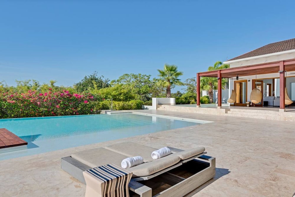 Modern Oasis Stunning Views of Golf Course River