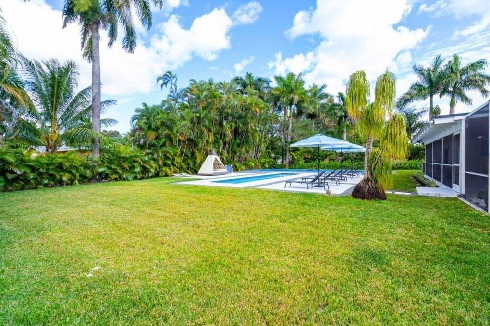 4br Biscayne River Home: Pool & Pickleball Fun 4 Bedroom Home