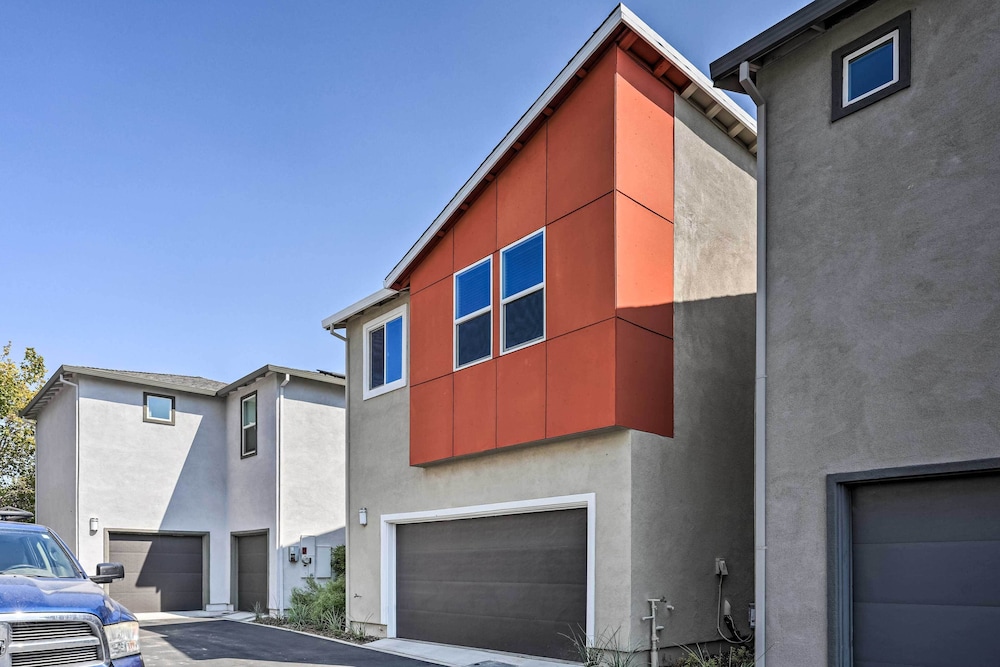 Pet-friendly Elk Grove Retreat w/ Balcony! view 5