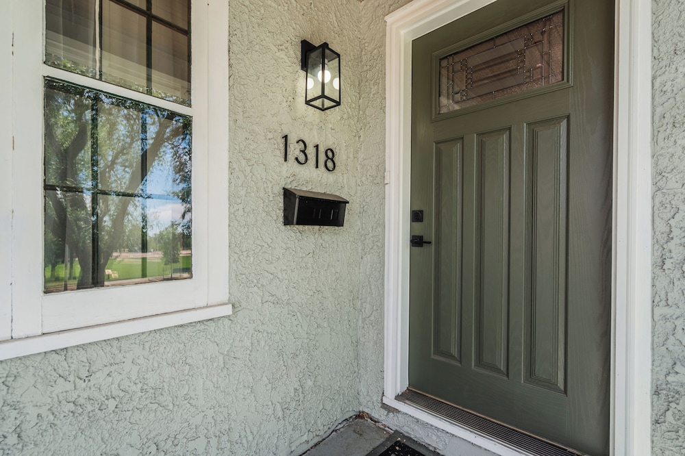 1318 E Pikes Peak
