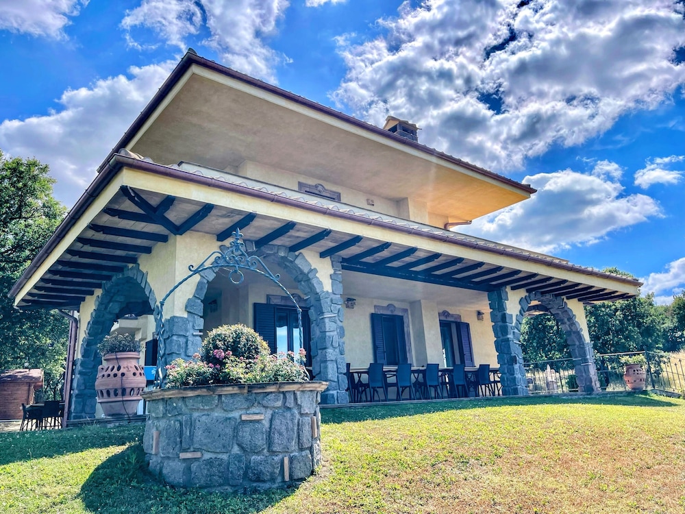 Charming Villa in Umbria - Sleeps 16 - Lake View - Pool, Jacuzzi and Events Room