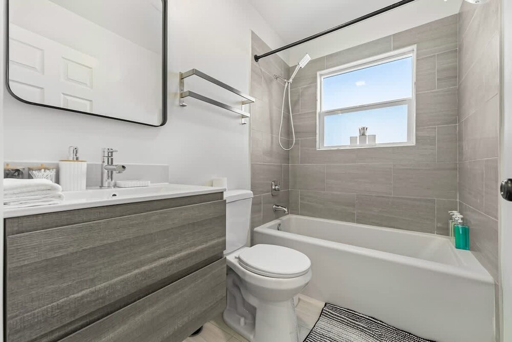 Massive 8BR Home in Hayward With AC Free Parking