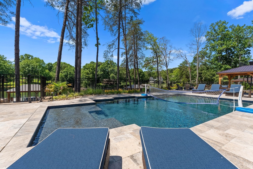Blue Heron by Avantstay Lakefront Dock Pool Theater Sleeps 22