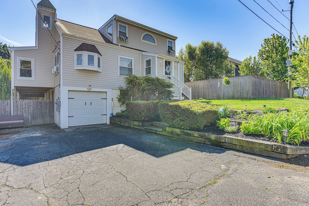 Beautiful Portsmouth Cottage By the Sea w/ Jacuzzi