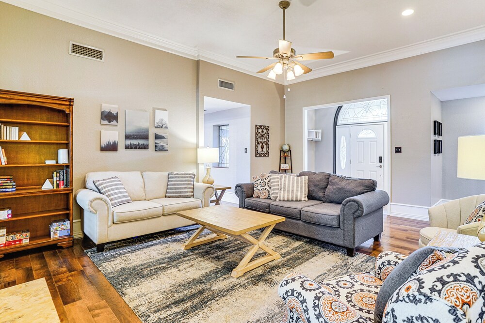 Patio & Yard: Family Home 12 Mi to At&t Stadium!