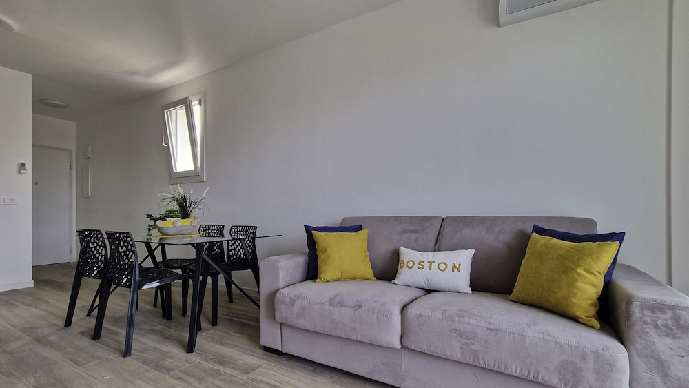 Cozy Flat With Balcony and Parking