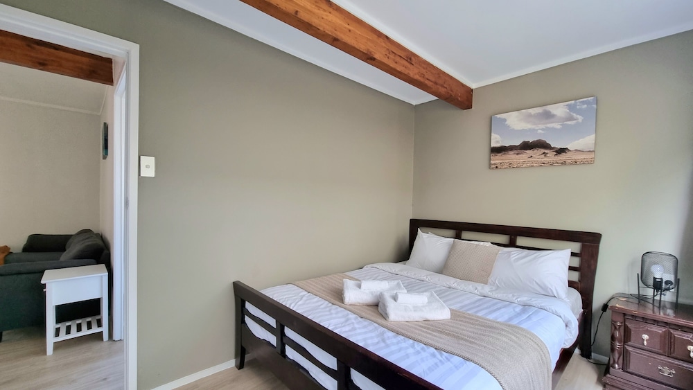 Lovely 2- Bedroom Unit with Free Parking view 4